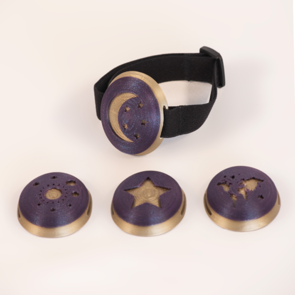Brazalete Escudo Dorado - Fornitura Morado Espacial