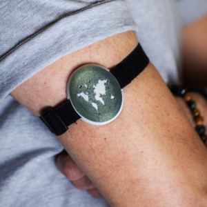 Brazalete Escudo Gris - fornitura Tierra Verde Galaxy - FotoWebProducto