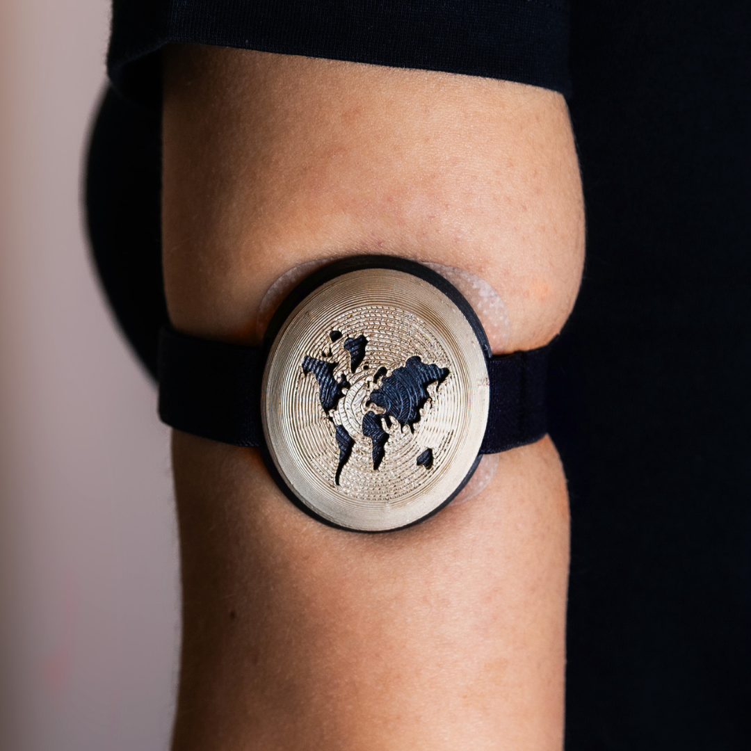 Brazalete Escudo Negro - Fornitura Tierra Dorada_Foto Producto Web